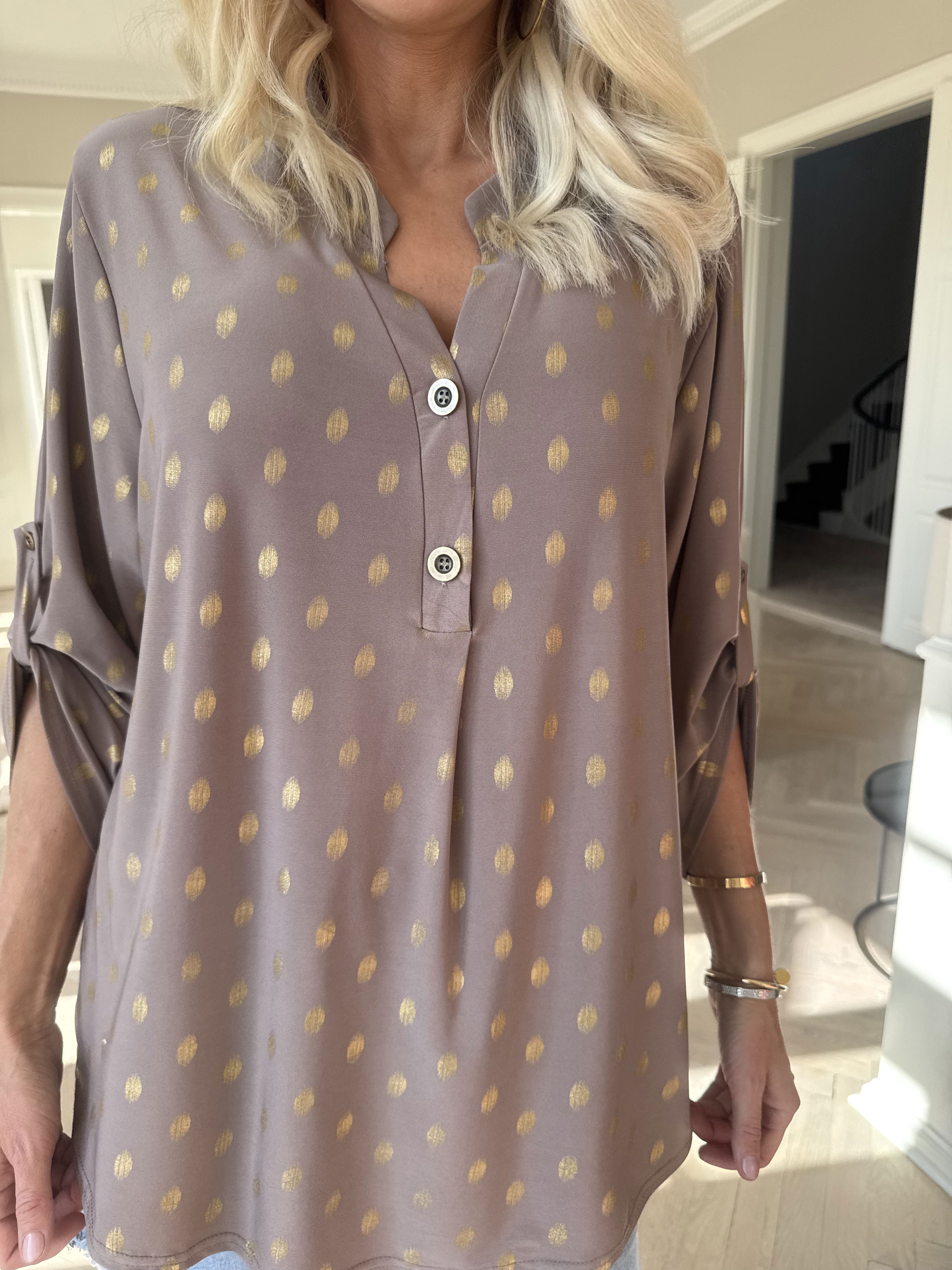Ebba Gold Shirt - Elastisk bluse med guld dutter
